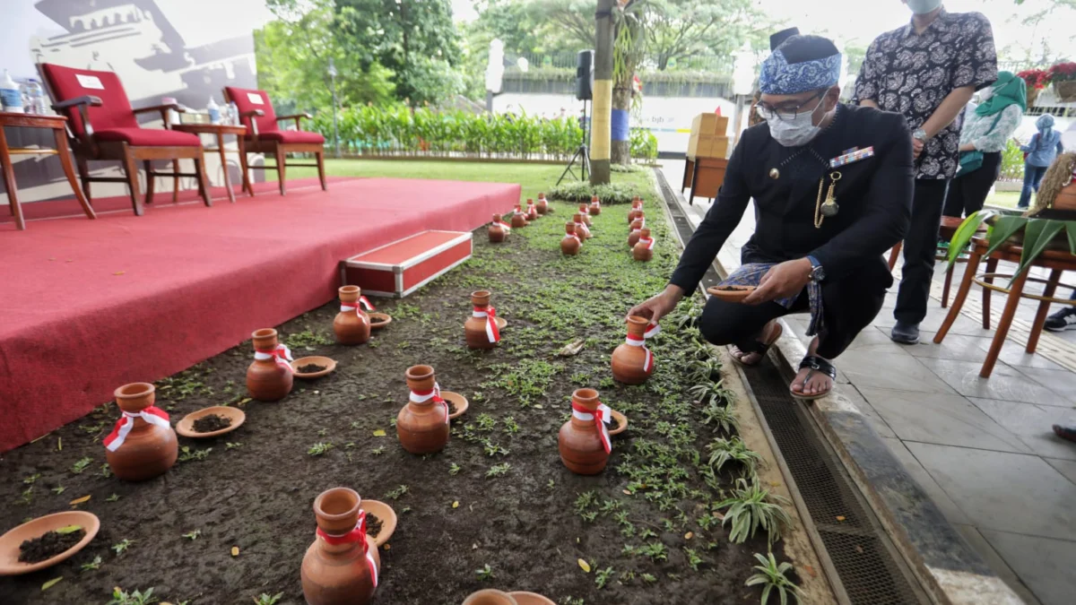 Gubernur Jawa Barat Ridwan Kamil saat menyatukan tanah dan air dari 27 kabupaten/kota di Gedung Sate Bandung, Sabtu (13/2/2022). (Foto-foto: Pipin Sauri/Biro Adpim Jabar)