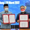 Gubernur Jabar Ridwan Kamil saat menandatangani nota kesepahaman antara Pemda Provinsi Jabar-BP2MI di Gedung Sate, Kota Bandung, Selasa (29/3/2022). (Foto: Rizal FS/Biro Adpim Jabar)