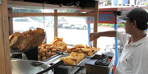 Penjual Gorengan Pasang Spanduk Begini di Gerobaknya, Netizen Salfok: Si Paling Gorengan