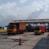 Info Mudik Terkini 2022: Skema One Way Disiapkan Jika Jalur Nagreg Macet! (Kendaraan truk di GT Cileunyi, Kabupaten Bandung. H-7 menuju lebaran, arus mudik kendaraan di jalur Cileunyi-Nagreg terpantau masih sepi. (Foto: Nur Fidhiah Shabrina/JPNN.com))