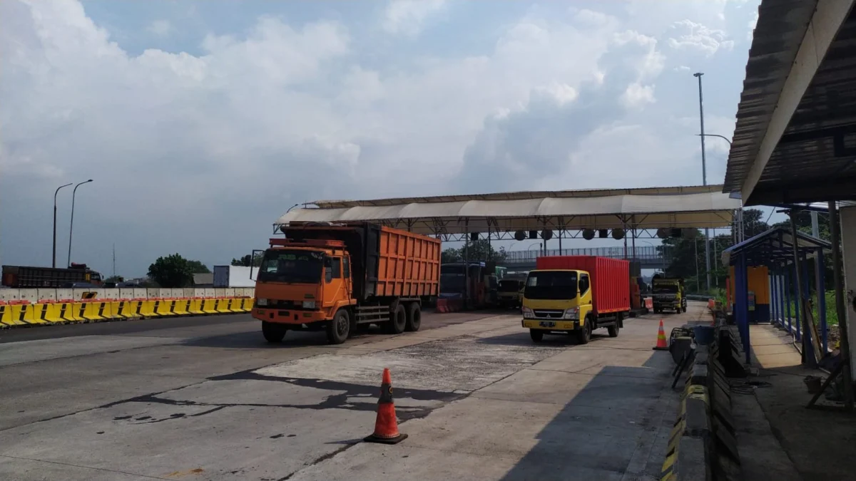 Info Mudik Terkini 2022: Skema One Way Disiapkan Jika Jalur Nagreg Macet! (Kendaraan truk di GT Cileunyi, Kabupaten Bandung. H-7 menuju lebaran, arus mudik kendaraan di jalur Cileunyi-Nagreg terpantau masih sepi. (Foto: Nur Fidhiah Shabrina/JPNN.com))