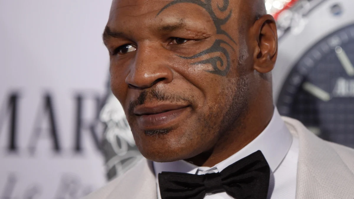 Mike Tyson hajar orang di pesawat