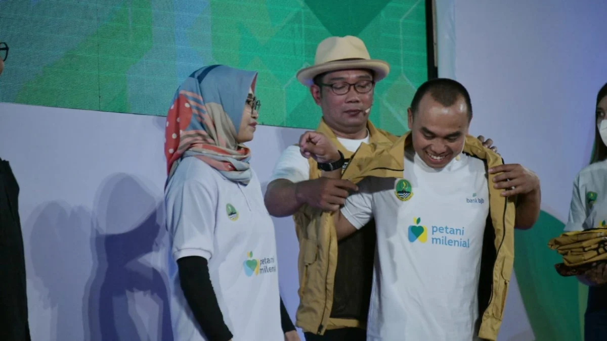 Gubernur Jawa Barat Ridwan Kamil mewisuda 1.249 petani milenial Angkatan I Program Petani Milenial di kampus Institut Pertanian Bogor, Kabupaten Bogor, Kamis (24/3/2022).