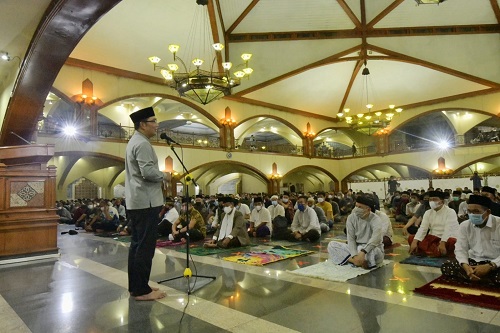 Pusdai Dipenuhi Jemaah Tarawih, Ridwan Kamil Terharu