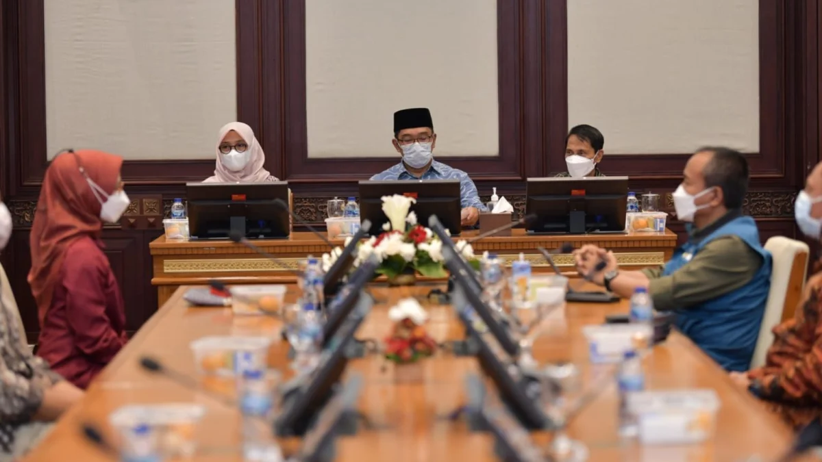 Gubernur Jawa Barat Ridwan Kamil saat menghadiri acara Penandatanganan Kesepakatan Bersama Provinsi Jabar dengan Kabupaten Banyuwangi dan Kabupaten Gorontalo di Gedung Sate, Kota Bandung, Selasa (29/3/2022). (Foto: Rizal FS/Biro Adpim Jabar)