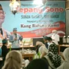 Gubernur Jawa Barat Ridwan Kamil saat bertemu dengan warga Jawa Barat di Lombok Tengah, Nusa Tenggara Barat, Minggu (20/3/2020) malam.