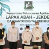 Gubernur Jawa Barat Ridwan Kamil memberikan sambutan dalam acara Peluncuran Aplikasi Lapak Abah - Objek Desa dan Santri Digital Preneur Bersama Wakil Presiden Republik Indonesia di Pendopo Purwakarta, Kab Purwakarta, Senin (28/3/2022). (Rizal FS/Biro Adpim Jabar)