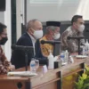 Sekretaris Daerah Jawa Barat Setiawan Wangsaatmaja memberikan paparan pada acara Sosialisasi Pedoman Monitoring Center for Prevention (MCP) Tahun 2022 Tahap II, di Gedung Sate Kota Bandung, Rabu (9/3/2022).