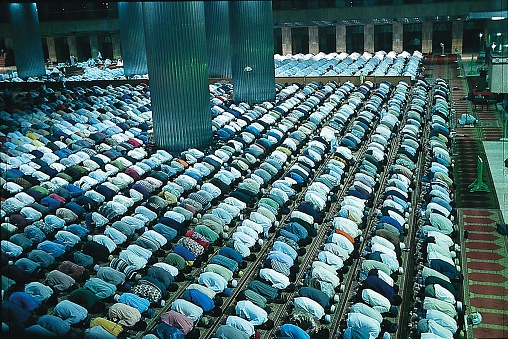 Keistimewaan Shalat Tarawih Pada Bulan Ramadhan, Dari Malam Pertama sampai Malam Terakhir Keistimewaan Shalat Tarawih Pada Bulan Ramadhan, Dari Malam Pertama sampai Malam Terakhir