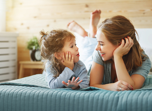 Wajib Tahu! Begini Perbedaan Speech Delay dan Autisme Pada Anak