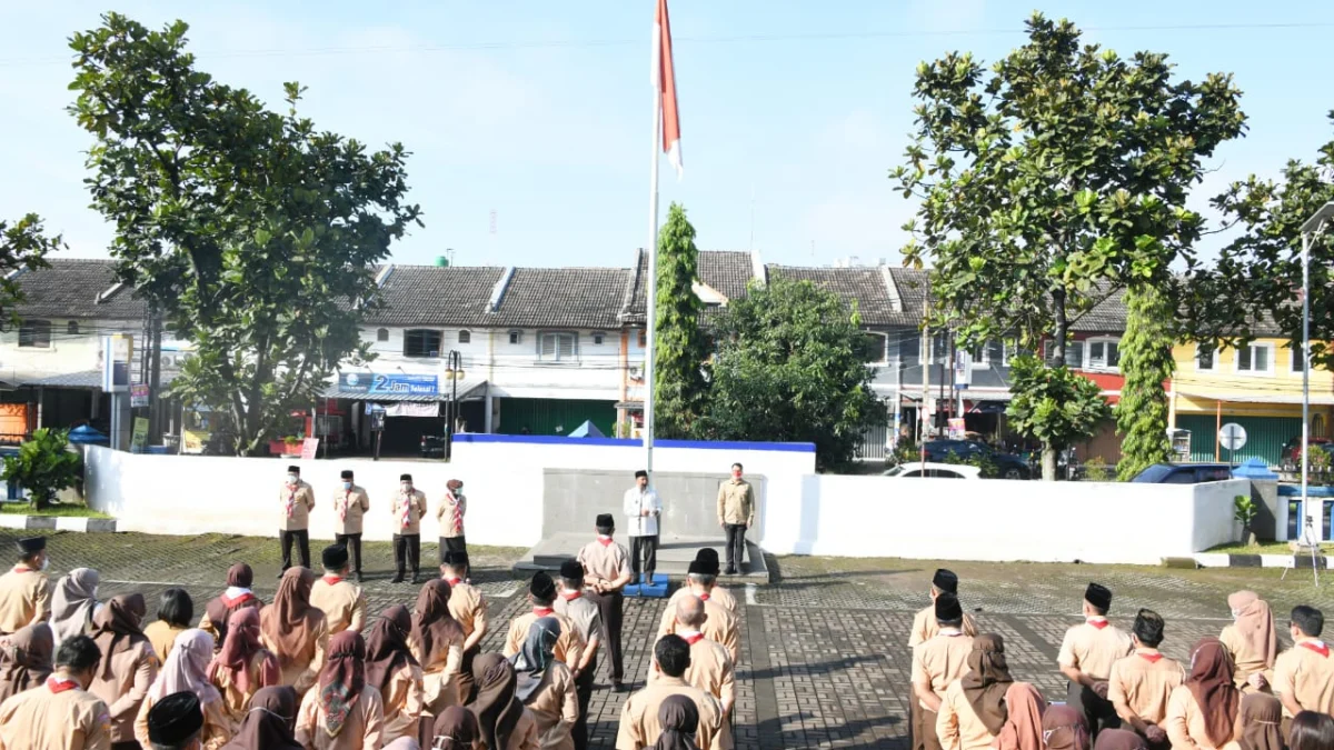 Wakil Gubernur Jawa Barat Uu Ruzhanul Ulum saat menjadi Pembina Apel Pagi di Halaman Kantor Dinas Perumahan dan Permukiman Provinsi Jawa Barat, Jalan Kawaluyaan Indah Raya, Kota Bandung, Senin (14/3/2022).