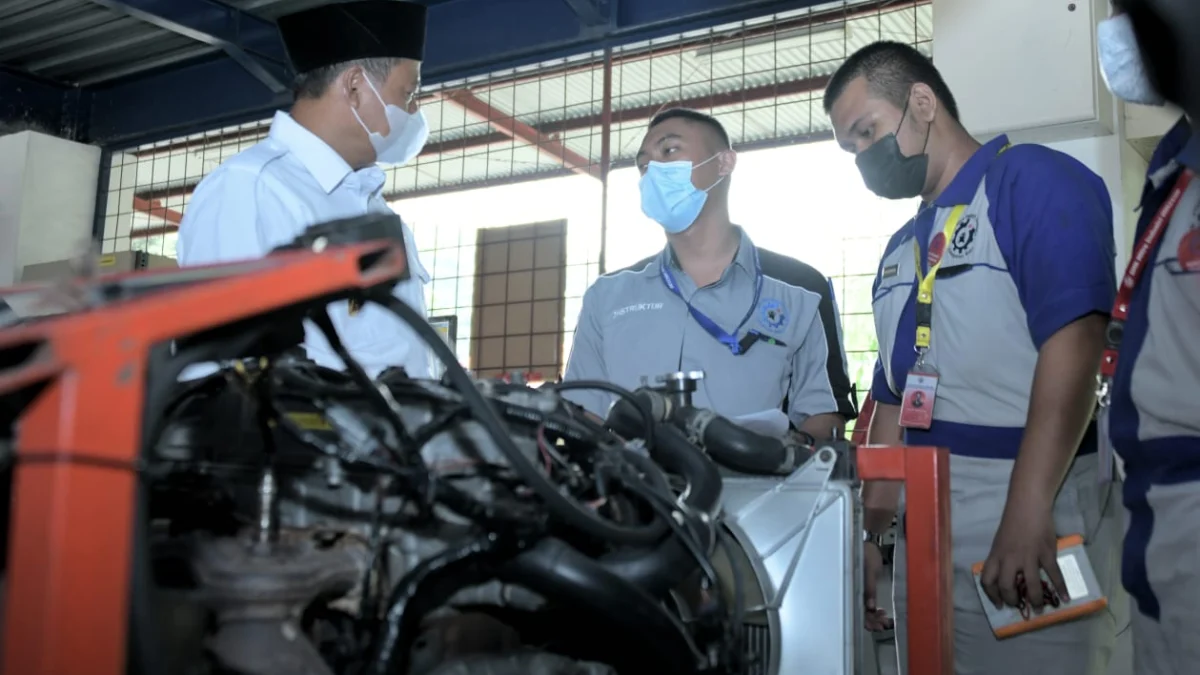 Wakil Gubernur Jabar Uu Ruzhanul Ulum saat mengunjungi SMK Mitra Industri MM2100, Kabupaten Bekasi, Selasa (8/3/2022). (Foto: Aldien Shubhi/Biro Adpim Jabar)