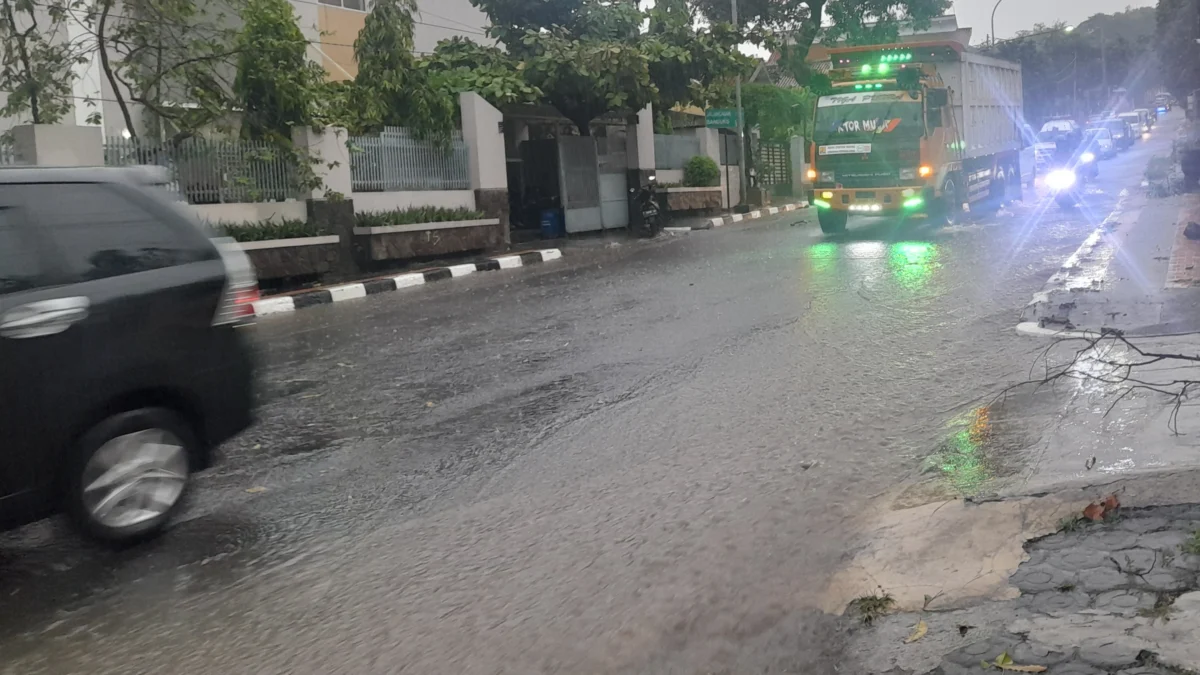 Hujan Disertai Angin Kencang, Sejumlah Pengendara di Sepanjang Jalan Ahmad Yani Subang Memilih Menepi