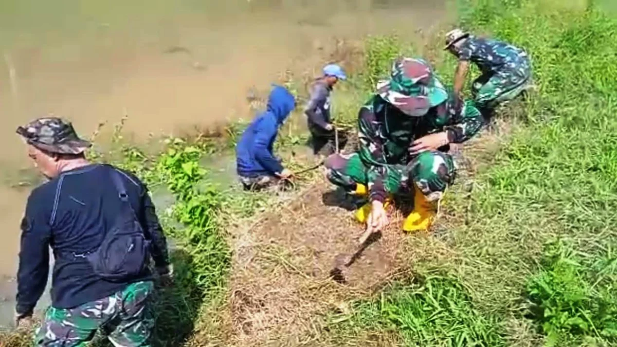 Bersihkan Bantaran Sungai, Satgas Citarum Harum Sektor 13 Antisipasi Banjir