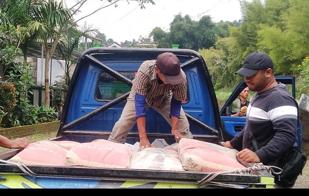 SUMBANGAN: Bintang Pamungkas Tokoh Muda Lembang menyumbang semen untuk pembangunan TPT di Blok PPI Lembang. EKO SETIONO/PASUNDAN EKSPRES