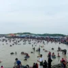 Libur Lebaran Hari Ketiga, Pantai Pondok Bali di Legonkulon Diserbu Pengunjung