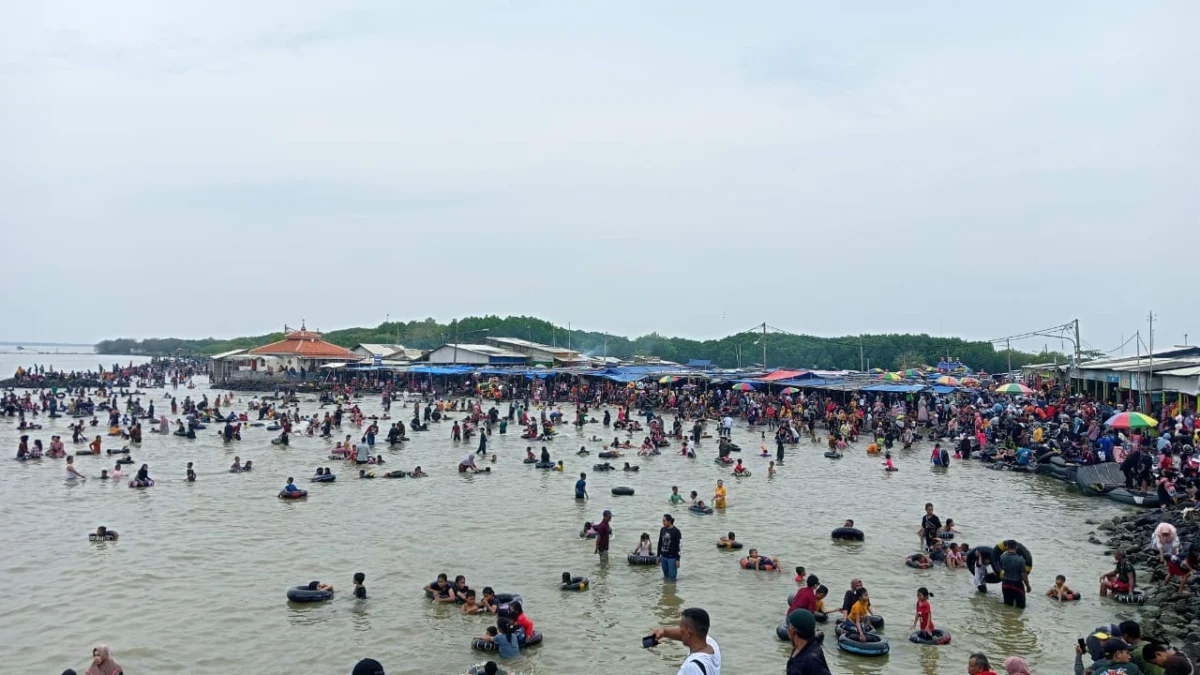 Libur Lebaran Hari Ketiga, Pantai Pondok Bali di Legonkulon Diserbu Pengunjung