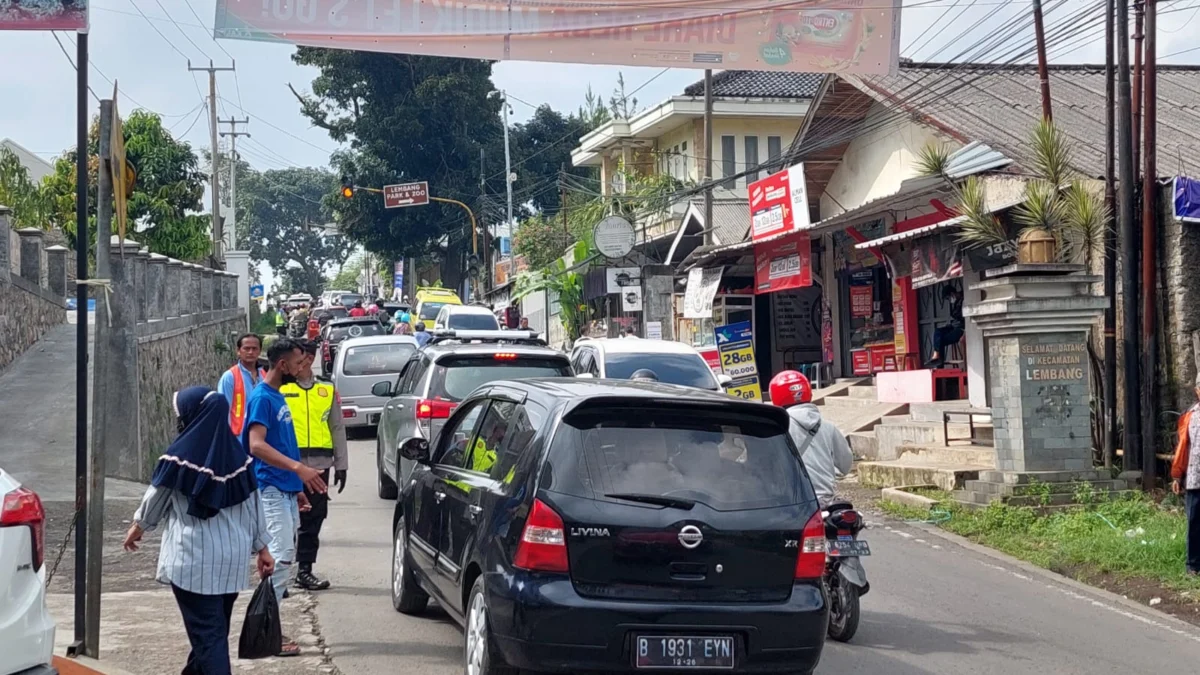 Update Lalin: Area Jalur Wisata Lembang Masih Macet