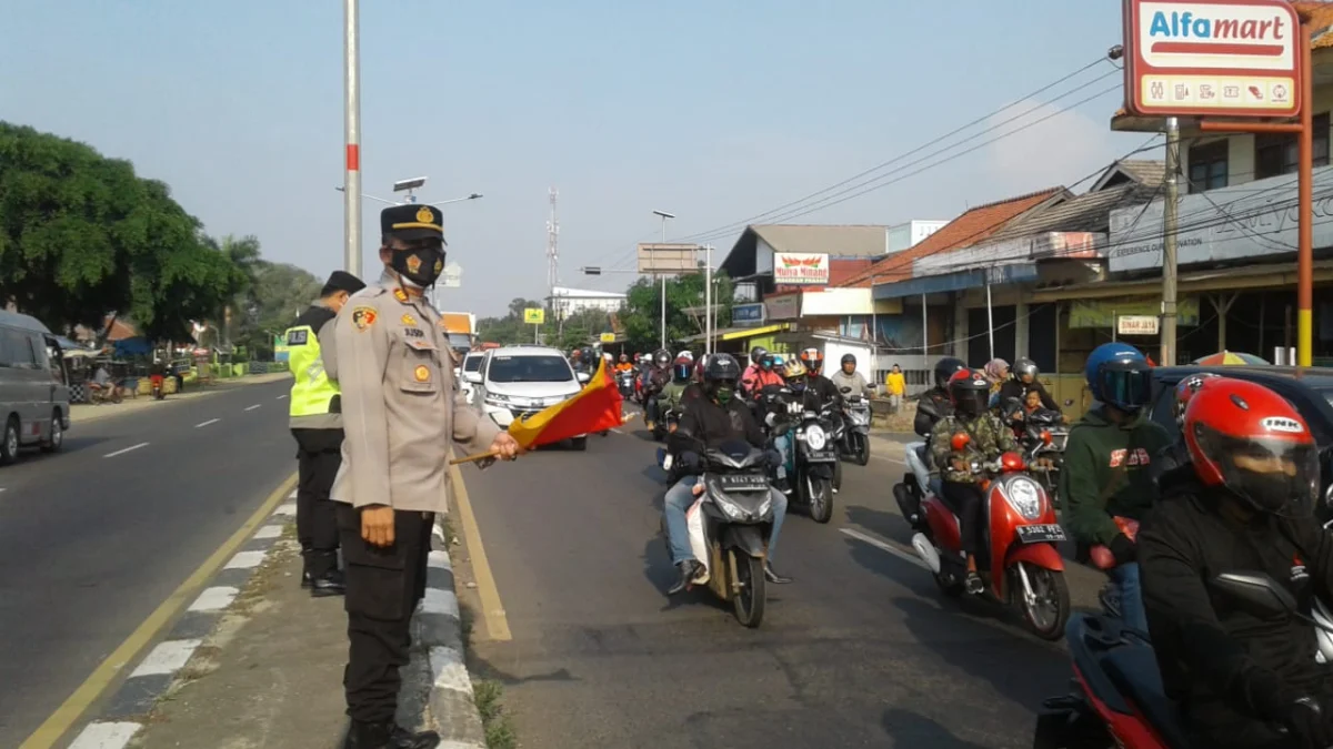 Hibur Pemudik, Anggota Polsek Pusakanagara juga Sempat Berjoged Atur Arus Balik Mudik pada H+6