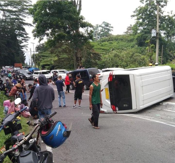 Mobil Minibus Travel Alami Kecelakaan di Tanjakan Emen Subang