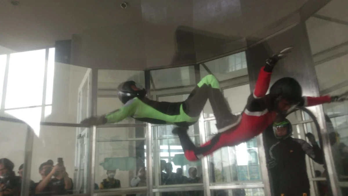 JAJAL ARENA: Salah seorang atlet terjun payung yang bakal ikut berkompetisi mencoba wind tunnel yang akan menjadi tempat dilaksanakannya Kejurnas Kopassus Indoor Skydiving Championship 2022. (Foto: Nur Aziz/Jabar Ekspres)