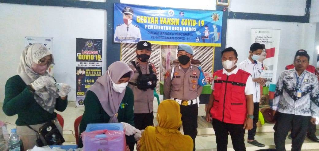 kegiatan vaksinasi di desa bobos subang