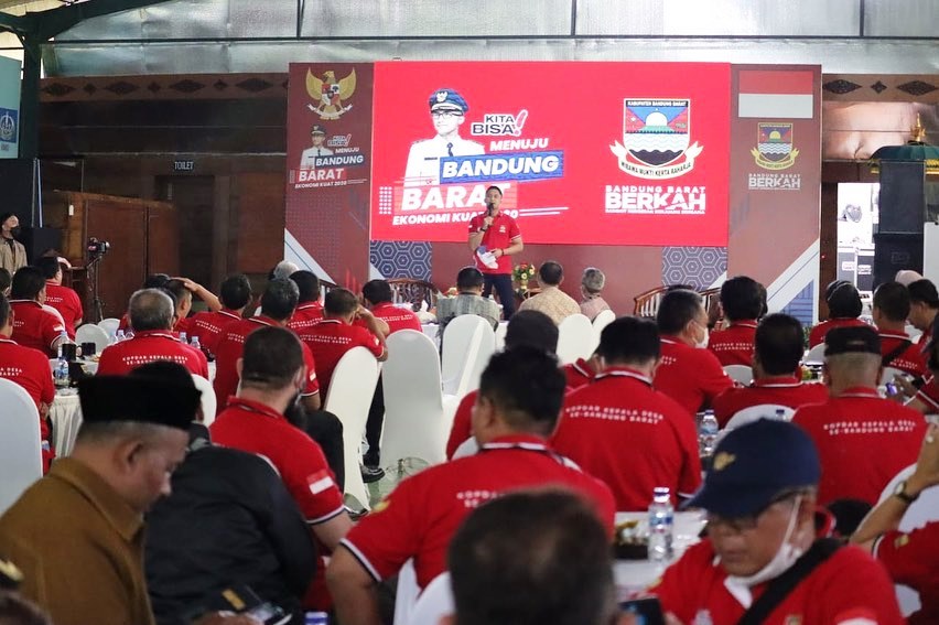 KOPDAR: Plt Bupati Bandung Barat Hengki Kurniawan saat memberikan pemaparan kepada para kepala desa pada kegiatan Kopdar bersama di Cibodas Lembang, Kamis (12/5). IST