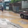 Berlubang Seperti Kolam Pancing, Jalan Arah Pondok Bali Rusak Parah