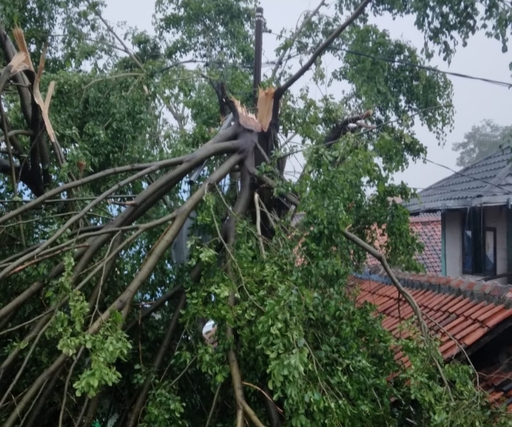 Pondok Pesantren Raudlatul Hasanah Porak Poranda Dihantam Hujan dan Angin Kencang, Abah Maung: Tanda Sayang Allah