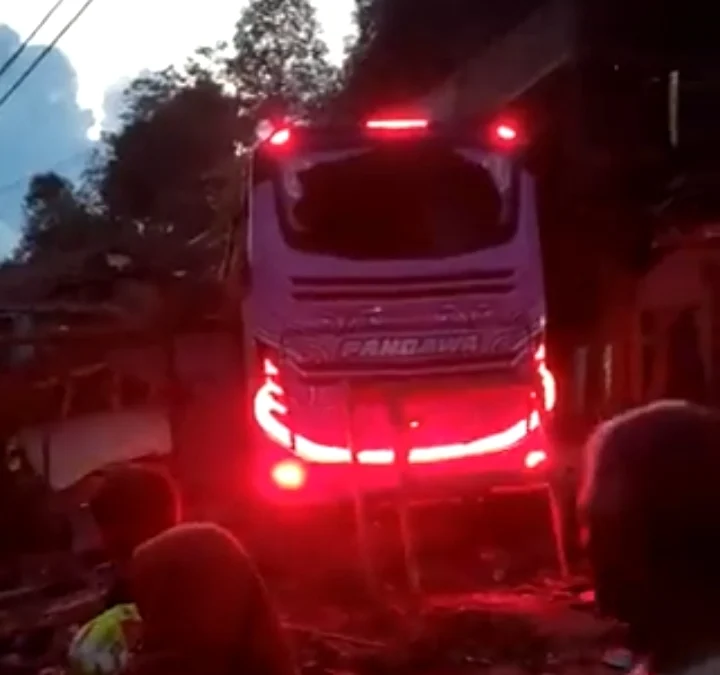 BREAKING NEWS: Tabrak Rumah di Ciamis, Badan Bus Sampai Masuk ke Tengah Rumah