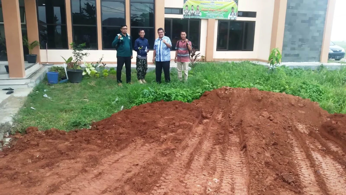 Swadaya Benahi Halaman Kantor Kecamatan Sukasari