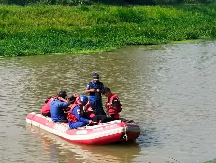 Tidak Ada Tanda-tanda, Pencarian Asep Bin Carmin di Sungai Tarum Timur Dihentikan