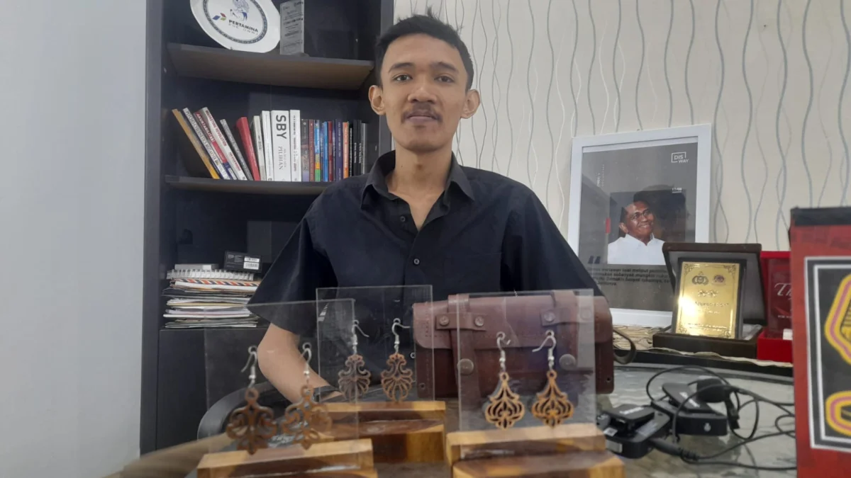 Pemuda Subang Buat Karya Aksesoris dari Limbah Kayu, Dipasarkan Sampai ke Eropa