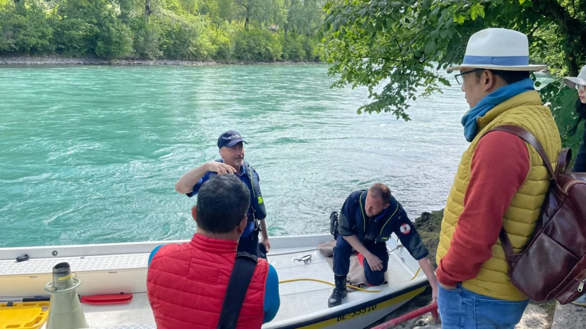 Gubernur Jawa Barat Ridwan Kamil memantau pencarian anak sulungnya di Sungai Aaree Kota Bern, Swiss. Sumbet foto: Kemenlu RI