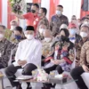 Wakil Gubernur Jawa Barat Uu Ruzhanul Ulum saat menghadiri acara Hari Lanjut Usia Nasional (HLUN) ke-26 Tahun 2022 bersama Menteri Sosial Republik Indonesia Tri Rismaharini di Rumah Sakit Singaparna Medika Citrautama (SMC), Kabupaten Tasikmalaya, Minggu (29/5/2022). (Foto: Biro Adpim Jabar)