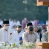 Gubernur Jabar Ridwan Kamil saat melakukan Salat Idulfitri di Lapangan Gasibu, Kota Bandung, Senin (2/5/2022). (Foto: Biro Adpim Jabar)