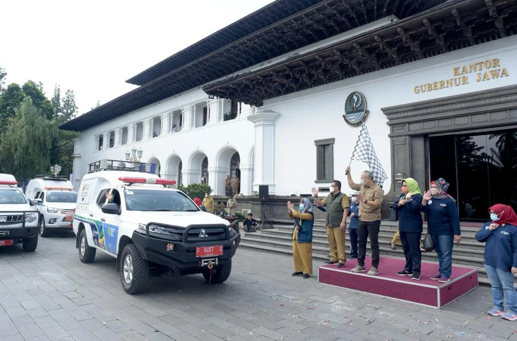 Sekda Jabar mengungkapkan, seiring pandemi Covid-19 yang angka penularannya terkendali, ditambah pemerintah pusat yang telah memberi kelonggaran terhadap pemakaian masker di luar ruangan. Ia mengingatkan masyarakat agar tidak terlena. Kewaspadaan harus tetap diperkuat supaya kestabilan tetap terjaga. “Saya apresiasi bapak/ibu sekalian yang akan melakukan sosialisasi terkait promkes, ini sangat penting sekali,” kata Setiawan Setiawan Wangsaatmaja. Ia menuturkan, berdasarkan teori HL Blum disebutkan, bahwa 40 persen masalah kesehatan adalah terkait dengan lingkungan, 30 persen dari perilaku, 20 persen terpengaruh dari sarana kesehatan, dan 10 persen faktor genetik atau keturunan. “Artinya kalau kita melihat (masalah kesehatan) yang 30 persen, 40 persen atau 70 persen, apa yang akan kita lakukan,” ujarnya. Ia mengajak semua pihak mewaspadai sejumlah hal terkait masalah kesehatan, diantaranya penyakit infeksi, dan penyakit emerging yang muncul dan menyerang suatu populasi. Kemudian penyakit re-emerging atau penyakit yang telah ada sebelumnya dan muncul kembali, sehingga menyerang suatu populasi namun meningkat dengan sangat cepat. “Saya melihat di Jawa Barat ada beberapa hal yang perlu kita waspadai. Pertama adalah penyakit infeksi, kedua penyakit emerging, dan penyakit re-emerging,” ungkapnya. “Fenomena perubahan iklim juga pemicu terjadinya re-emerging, penyakit yang tadinya sudah tidak muncul kemudian muncul lagi,” sambungnya. “Penyakit lain juga belum sepenuhnya teratasi, sebut saja Covid-19 tetap perlu kita waspadai. Meski Pemerintah sudah memperbolehkan di outdoor diperbolehkan lepas masker, tapi tetap pencegahan lebih penting,” tambahnya. Setiawan menilai, langkah yang dilakukan Dinkes Jabar menjadi penting ketika masyarakat mulai ada euforia terkait pelonggaran prokes, justru tentang kewaspadaan harus lebih diingatkan kembali. Covid-19 belum benar- benar mereda, saat ini pun muncul penyakit lain, seperti Penyakit Mulut dan Kuku (PMK) yang menyerang hewan ternak sapi. Ditambah isu munculnya virus lain seperti Virus Hendra. “Pemda Provinsi Jabar terus memantau kesehatan hewan tersebut apalagi sebentar lagi ada Iduladha,” kata Setiawan. “Dinkes Jabar dan jajaran harus terus menginisiasi karena (masalah kesehatan) ini belum berakhir, jadi harus tetap waspada. Dimanapun dan kapanun, yang penting adalah kita konsisten dengan apa yang dilakukan,” ucapnya. Sekda pun mendorong Dinkes Jabar supaya Kabupaten Pangandaran menjadi titik awal dilaksanakannya kegiatan sosialisasi promkes ini. Ia pun berharap agar secara konsisten kegiatan serupa juga berlangsung di Kota/ Kabupaten lain di Jabar. Kepala Dinas Kesehatan Jawa Barat Nina Susana Dewi menuturkan, tujuan pihaknya berkegiatan di wilayah Kabupaten Pangandaran adalah melaksanakan sosialisasi, edukasi terkait prokes secara promotif dan preventif. Kabupaten Pangandaran dipilih karena merupakan kawasan wisata di Jabar yang paling banyak dikunjungi wisatawan lokal, maupun mancanegara. “Mengapa Pangandaran? Karena merupakan tempat wisata yang paling banyak dikunjungi wisatawan. Tujuan umumnya mensosialisasikan PHBS, Germas, juga pemberian tablet tambah darah,” ungkap Nina.