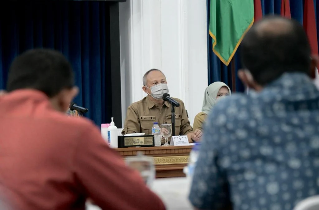 Sekretaris Daerah Provinsi Jawa Barat Setiawan Wangsaatmaja saat menyambut kunjungan kerja DPRD Sumatera Utara di Gedung Sate, Kota Bandung, Senin (23/5/2022). (Foto: Dani/Biro Adpim Jabar)