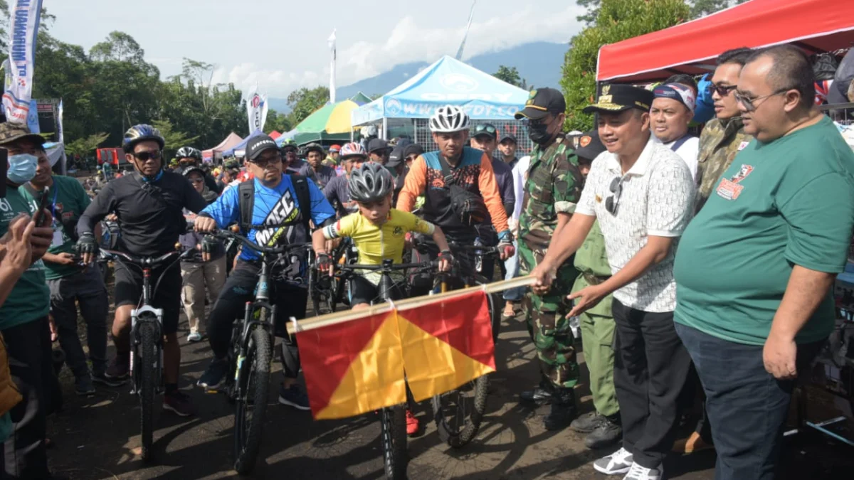 Plh. Gubernur Jawa Barat, Uu Ruzhanul Ulum membuka event Bedegong Mountain Bike di Pesona Alam Gunung Laya Kecamatan Talaga, Kabupaten Majalengka