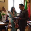 Gubernur Jawa Barat Ridwan Kamil memberikan cinderamata kepada Wali Kota Assisi Stefania Proietti, Sabtu (21/5/2022)