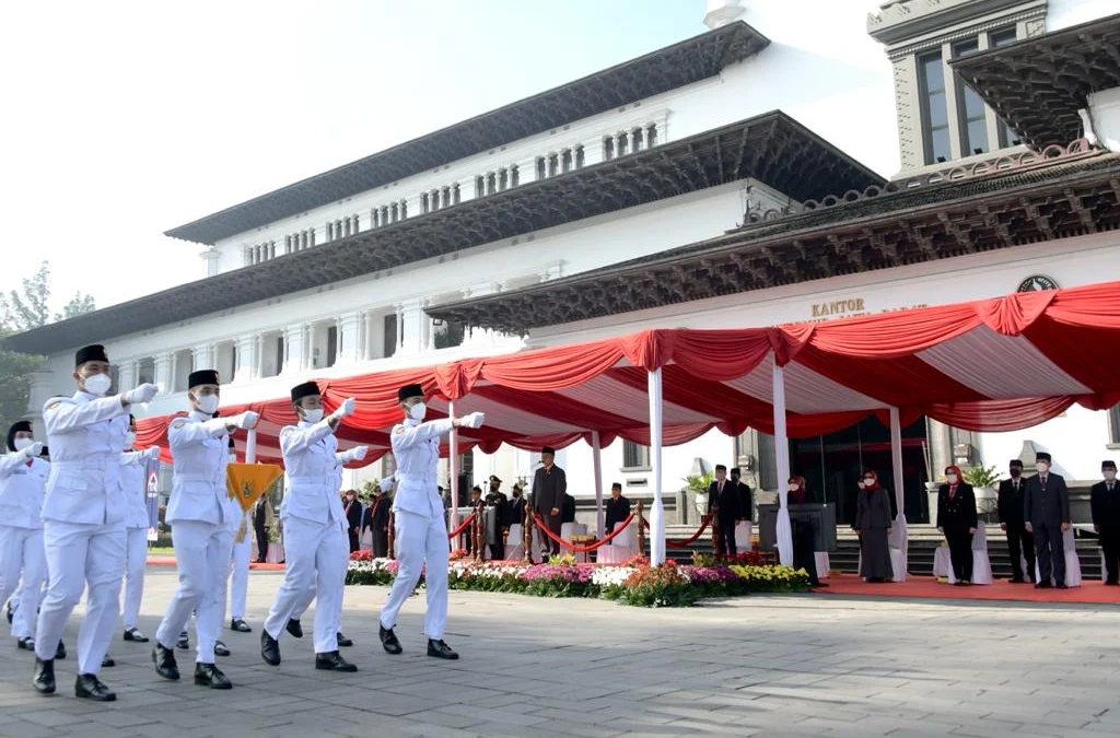 Wakil Gubernur Jabar Uu Ruzhanul Ulum saat menjadi Inspektur Upacara Peringatan Hari Kebangkitan Nasional Tingkat Provinsi Jabar Tahun 2022 di Halaman Gedung Sate, Kota Bandung, Jumat (20/5/2022). (Foto: Dani/Biro Adpim Jabar)