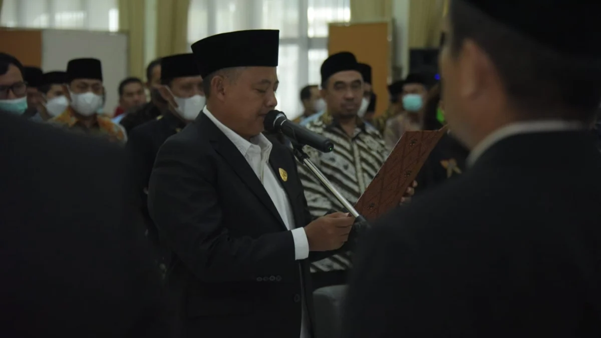 Wakil Gubernur Jawa Barat Uu Ruzhanul Ulum melantik 21 Petugas Penyelenggara Ibadah Haji (PPIH) Embarkasi Jakarta - Bekasi Tahun 2022 di UPT Asrama Haji Bekasi, Kota Bekasi, Sabtu (21/5/2022).