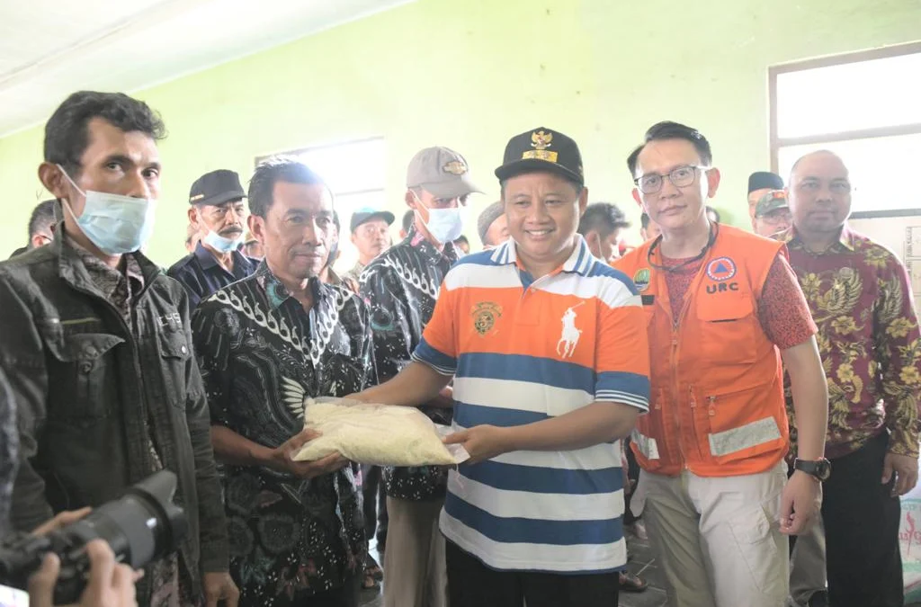 Wakil Gubernur Jawa Barat Uu Ruzhanul Ulum saat menyerahkan 56 ton beras bantuan Pemda Provinsi Jawa Barat kepada warga terdampak banjir di Desa Paledah, Kecamatan Padaherang, Kabupaten Pangandaran. (Foto: Biro Adpim Jabar)