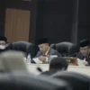 Wakil Gubernur Jawa Barat Uu Ruzhanul Ulum selaku Plh. Gubernur Jawa Barat menerima LHP atas Laporan Pemerintah Daerah Provinsi Jabar TA. 2021, di Ruang Rapat Paripurna DPRD Provinsi Jabar, Jalan Diponegoro, Kota Bandung, Selasa (24/5/2022). (Foto: Biro Adpim Jabar)