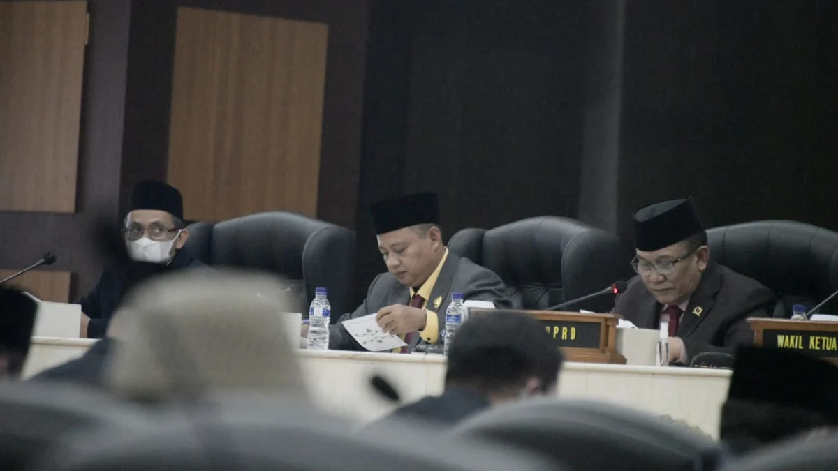 Wakil Gubernur Jawa Barat Uu Ruzhanul Ulum selaku Plh. Gubernur Jawa Barat menerima LHP atas Laporan Pemerintah Daerah Provinsi Jabar TA. 2021, di Ruang Rapat Paripurna DPRD Provinsi Jabar, Jalan Diponegoro, Kota Bandung, Selasa (24/5/2022). (Foto: Biro Adpim Jabar)