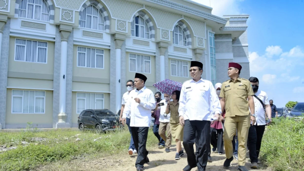 Wakil Gubernur Jawa Barat Uu Ruzhanul Ulum saat meninjau progres pembangunan Embarkasi Haji Indramayu di Kecamatan Lohbener, Kabupaten Indramayu, Senin (30/5/2022). (Foto: Biro Adpim Jabar)