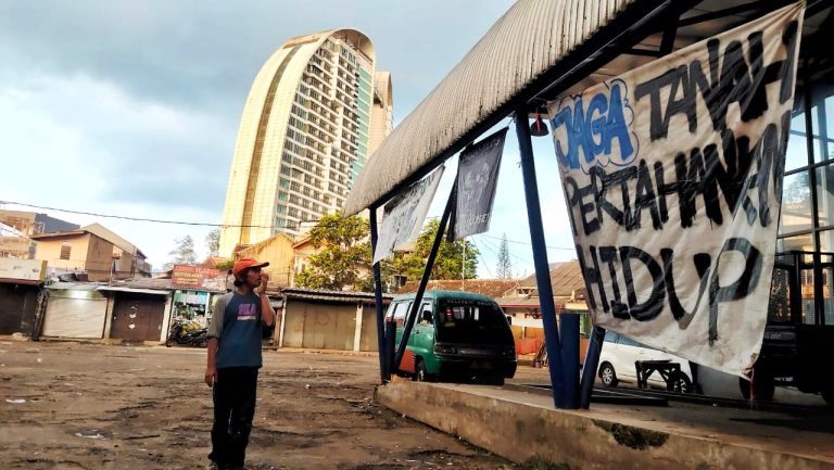 SEPI: Kondisi Terminal Dago yang tidak ada aktivitas. Baliho sebagai bentuk protes mewarnai sejumlah titik terminal. JABAR EKSPRES