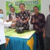 Catatan Harian Dahlan Iskan: Sapi Tanah (ECO ENZYME. Wabah penyakit kuku dan mulut (PMK) yang menerjang ribuan ternak sapi di Kabupaten Kuningan, ternyata bisa disembuhkan menggunakan cairan bernama eco enzyme.--)