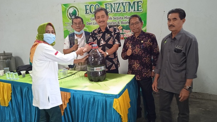 Catatan Harian Dahlan Iskan: Sapi Tanah (ECO ENZYME. Wabah penyakit kuku dan mulut (PMK) yang menerjang ribuan ternak sapi di Kabupaten Kuningan, ternyata bisa disembuhkan menggunakan cairan bernama eco enzyme.--)