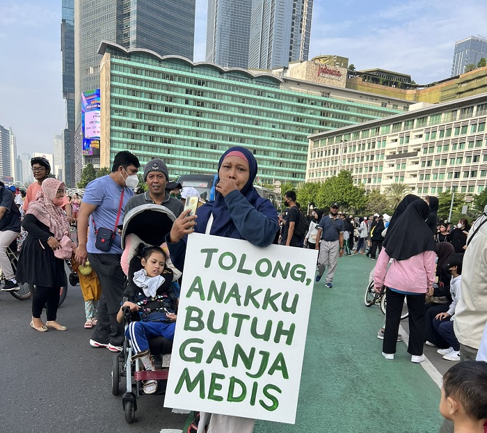 Ibu Santi dan anaknya, Pika, mengidap Cerebral Palsy. Kondisi kelainan otak yang sulit diobati, dan treatment yang paling efektifnya pakai terapi minyak biji ganja